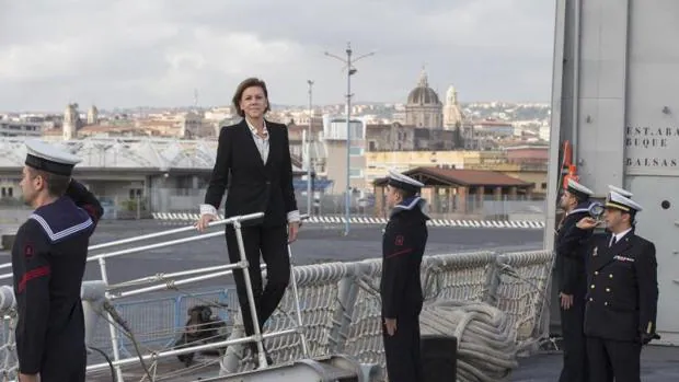 Cospedal visitó el viernes la fragata F-85 Navarra en mision Eunavfor Med Sophia. en el puerto de Catania