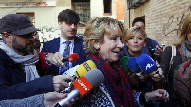 Esperanza Aguirre responde a los periodistas a su llegada a un acto público