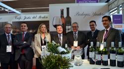 En el stand de Bodegas Yuntero