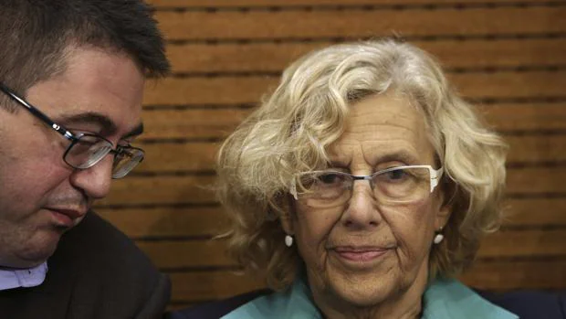 La alcaldesa de Madrid, Manuela Carmena, junto al concejal de Economía y Hacienda, Carlos Sánchez Mato