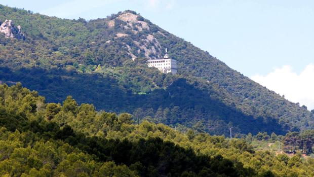 Imagen del Parque Natural de la Font Roja, con el Monasterio al fondo