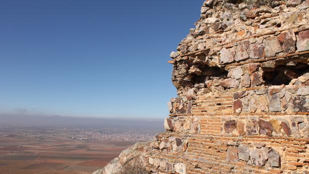 Un equipo de historiadores y arqueólogos estudia in situ el Cerro de Malvecino