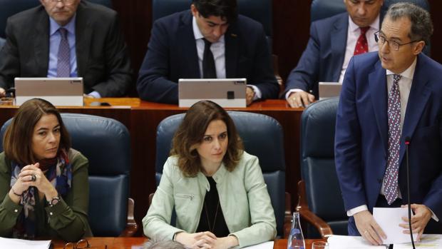 Los diputados regionales Elena González-Moñux (izq.), Isabel Díaz Ayuso (centro) y Enrique Ossorio(dcha), en la Asamblea de Madrid