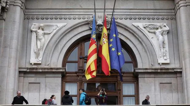 Imagen del Ayuntamiento de Valencia con las banderas a media asta