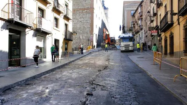 Las obras en la cuesta de Carlos V para sustituir el pavimento empezaron a finales de septiembre