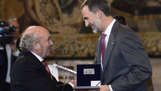 El rey Felipe VI, entrega el «Premio Reino de España a la Trayectoria Empresarial» concedido al presidente de honor del Grupo Antolín, José Antolín Toledano