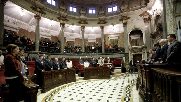 Minuto de silencio antes del pleno extraordinario del Ayuntamiento