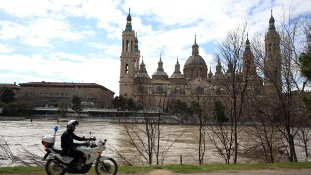 El río Ebro a su paso ante la zaragozana Basílica del Pilar