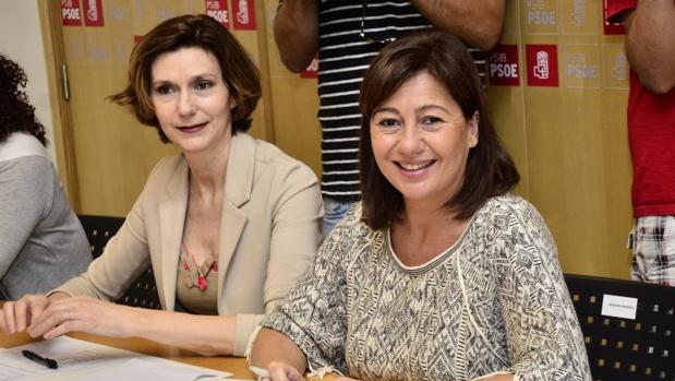 La presidenta del Gobierno Balear, Francina Armengol (d), y la portavoz adjunta del PSIB, Bel Oliver (i)