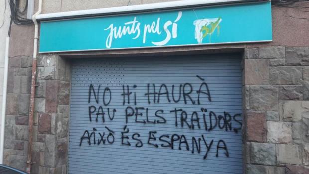 "No habrá paz para los traidores. Esto es España". Pintada hoy en la sede de JpS