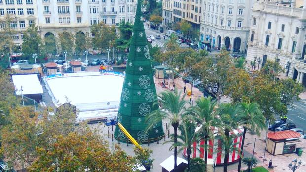 Els arbres i la il·luminació començen a vestir de Nadal les places de València