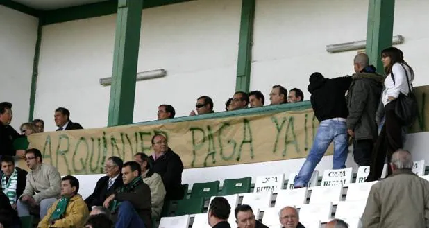 La imagen es de 2008, cuando los ultras del Toledo, los «Komandos Verdes», colocaron una pancarta en el palco para protestar contra la directiva de entonces