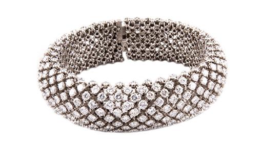 Brazalete de platino y brillantes de la casa Boucheron, con salida en 20.000 euros