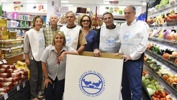 Manolo Vieira, este viernes en el Spar de la calle Ruíz de Alda, Las Palmas capital