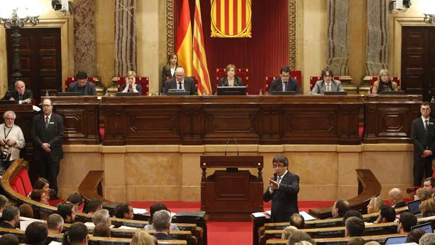 El presidente de la Generalitat, Carles Puigdemont, se dirige a los diputados en el Parlamento catalán