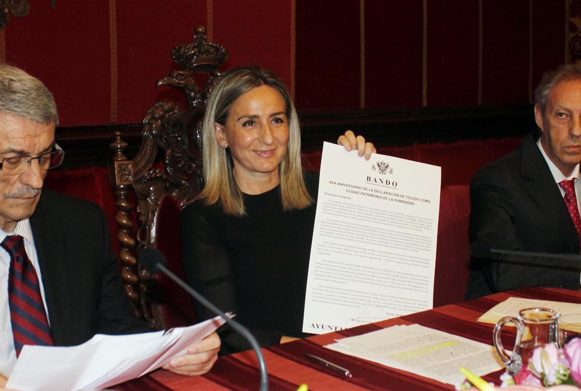 La alcaldesa de Toledo, Milagros Tolón, muestra el bando redactado para esta ocasión