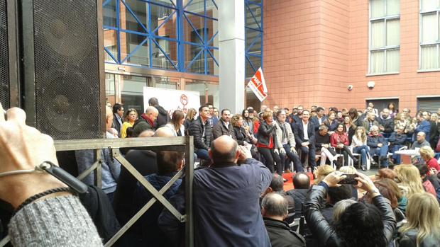 Una plaza del pueblo para Pedro Sánchez