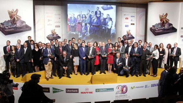 Foto de familia de todos los premiados junto con las autoridades políticas regionales, provinciales y locales