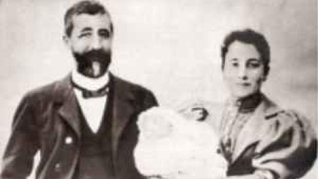 Nicolás Franco Salgado-Araújo y María del Pilar Bahamonde Pardo de Andrade con Francisco en brazos el día de su bautizo, 17 de diciembre de 1892.