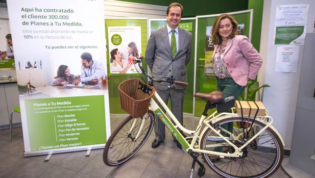 Entrega de la bicicleta eléctrica a Montserrat Redondo, clienta 300.000 de los «Planes a tu Medida»