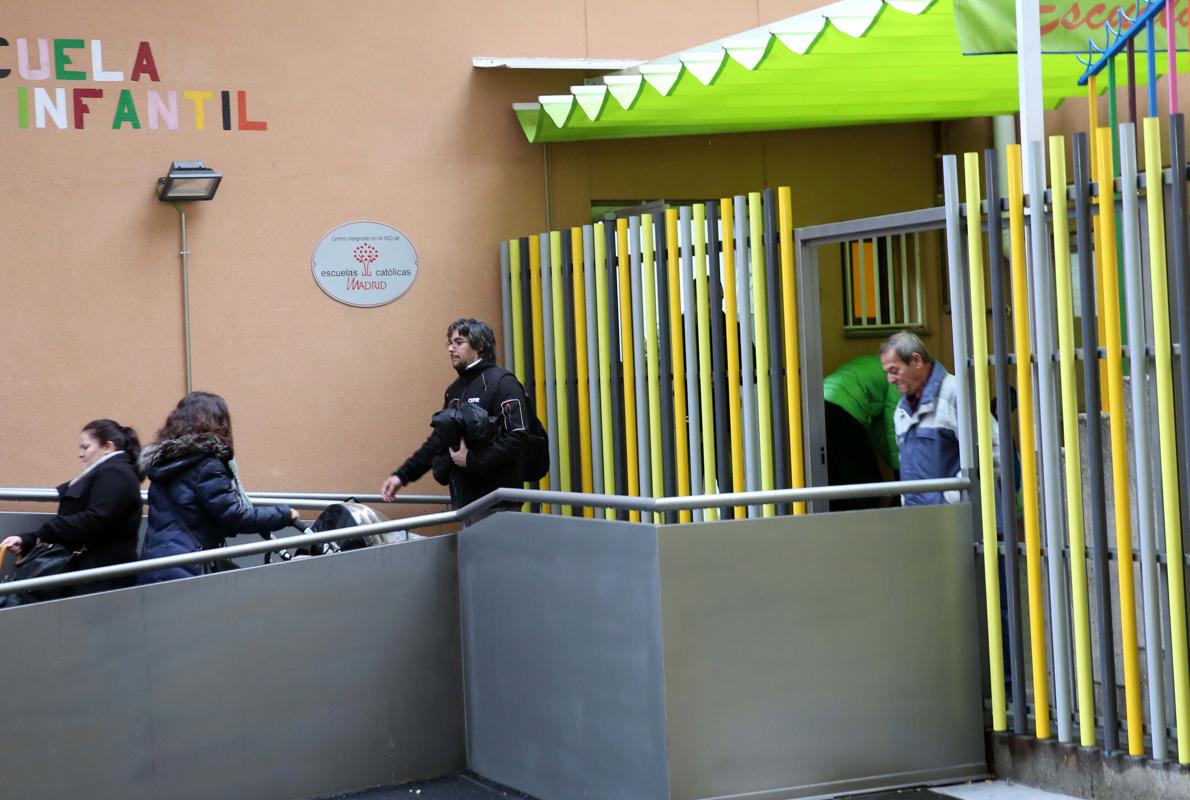 Entrada principal a la escuela infantil Nuestra Señora de Los Dolores, en la calle San Bernardo