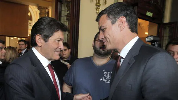 Javier Fernández y Sánchez durante la toma de posesión del primero como presidente de Asturias en julio de 2015