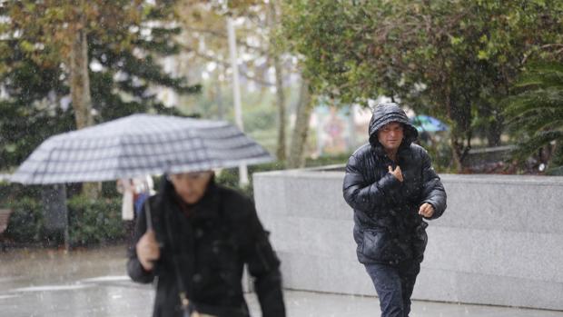 Un hombre se protege de la lluvia, este martes en Valencia
