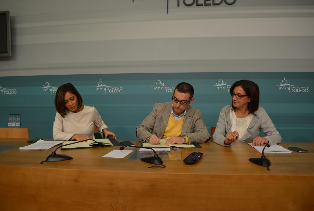 Charo Navas, Fernando Muñoz y Ana María Gómez, diputada de Igualdad