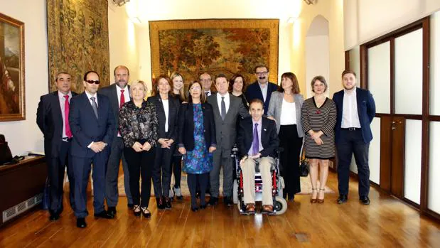 Los representantes del Cermi junto a los miembros del Consejo de Gobierno