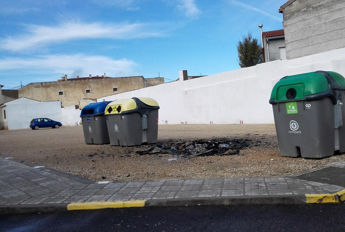 Restos de un contenedor quemado en una isla de reciclaje