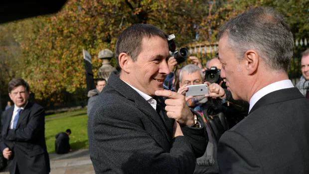 El líder abertzale Arnaldo Otegui, junto a Íñigo Urkullu, presidente del Gobierno vasco