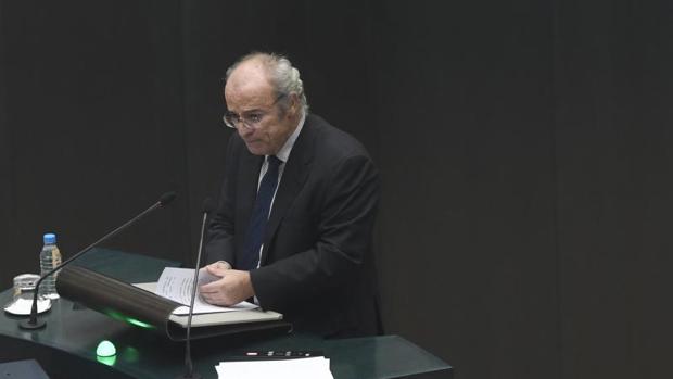 El concejal del PP Pedro Corral, durante su intervención en el pleno de este martes