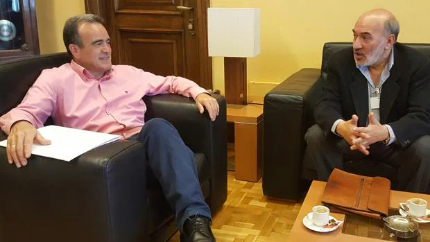 El alcalde bilbilitano (derecha), en una reunión que mantuvo hace escasas semanas con el presidente de la DPZ