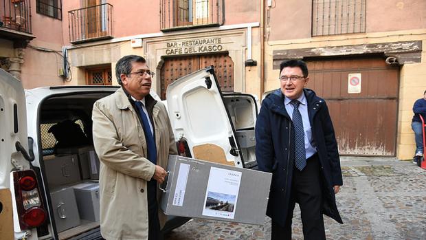 Javier Nicolás entrega la documentación a Teo García, concejal de Urbanismo
