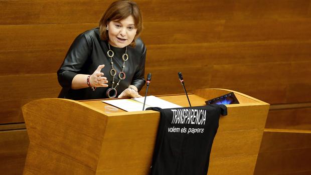 Isabel Bonig, con la camiseta reivindicativa en la tribuna