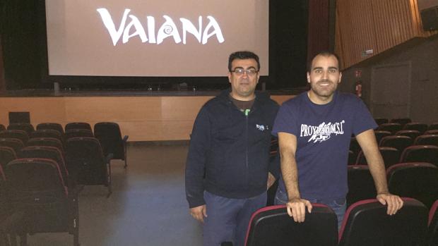 Sebastián y Alberto, en la sala de cine del centro cívico