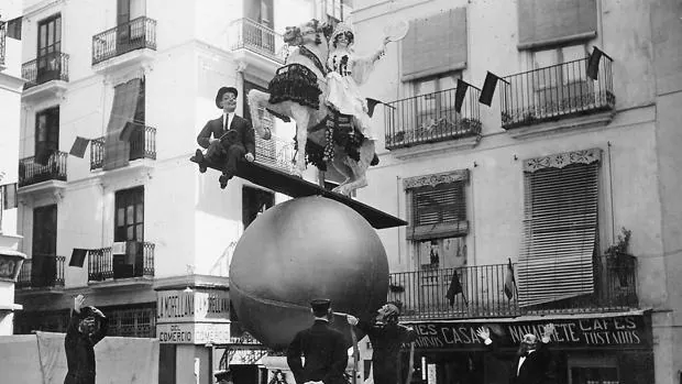 Valencia, marzo de 1917. Falla levantada en la plaza de Collado que logró el primer premio