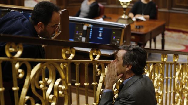 Antonio Hernando (PSOE) charla con Rafael Hernando (PP) en el Congreso