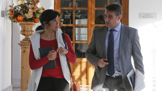 Teresa Rodríguez junto al parlamentario andaluz Juan Ignacio Moreno