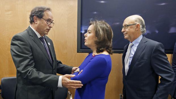 El conseller de Hacienda, Vicent Soler, junto a Soraya Sáenz de Santamaría y Cristóbal Montoro en el CPFF