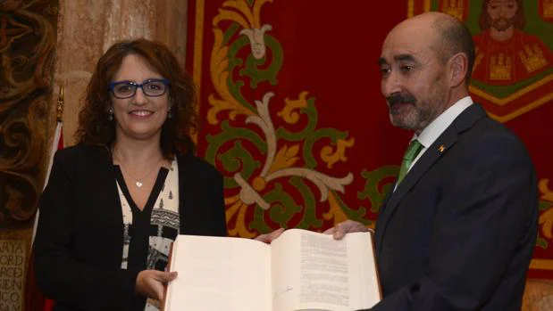 La presidenta de la APBU, Mar González, recogió de manos del subdelegado del Gobierno, José María Arribas el ejemplar de las Constituciones promulgadas en España