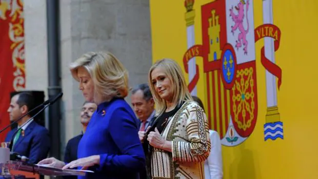 La delegada del Gobierno, Concha Dancausa; y la presidenta de la Comunidad, Cristina Cifuentes, en los actos de la Constitución en Sol