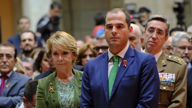 La portavoz del PP en el Ayuntamiento de Madrid, Esperanza Aguirre; y el líder de C's en la Asamblea de Madrid, Ignacio Aguado
