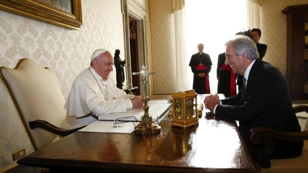 El Papa Francisco conversa en audiencia privada con el presidente de Uruguay, Tabaré Vázquez