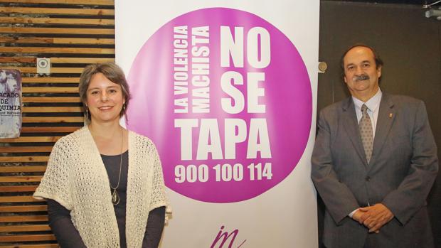 La directora del Instituto de la Mujer y el presidente regional de Hostelería en la presentación de la campaña