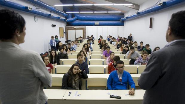 Alumnos de secundaria, a punto de comenzar un examen de Selectividad en Santiago