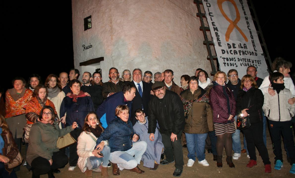 Vicente Tirado, José Manuel Quijorna y Tomás Vaquero, con usuarios del centro ocupacional