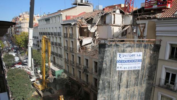 La grúa comienza a demoler el edificio de la calle Lagasca