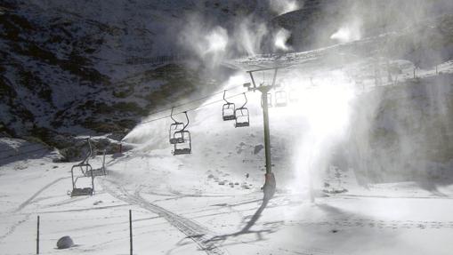 El viento levanta la nieve en una foto de archivo de La Pinilla