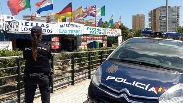 Una agente de la Policía Nacional durante una intervención